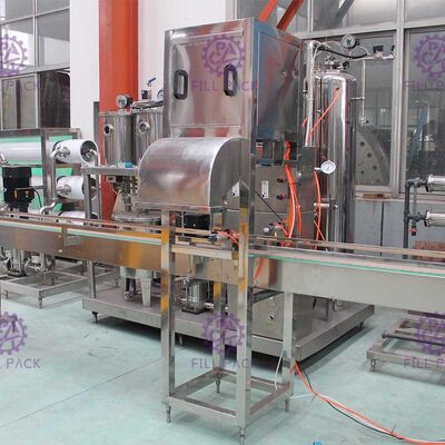 600BPH W pełni automatyczna czteroliniowa monoblokowa maszyna do napełniania galonów z zaworem przelewowym dostawca